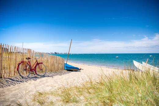 Acheter pour louer à l’année ou en location saisonnière sur la côte : quelle stratégie choisir ?